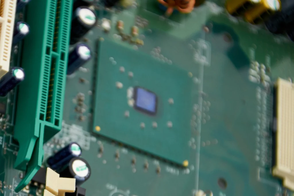 Detalhe de placa-mãe de computador com slots e chips