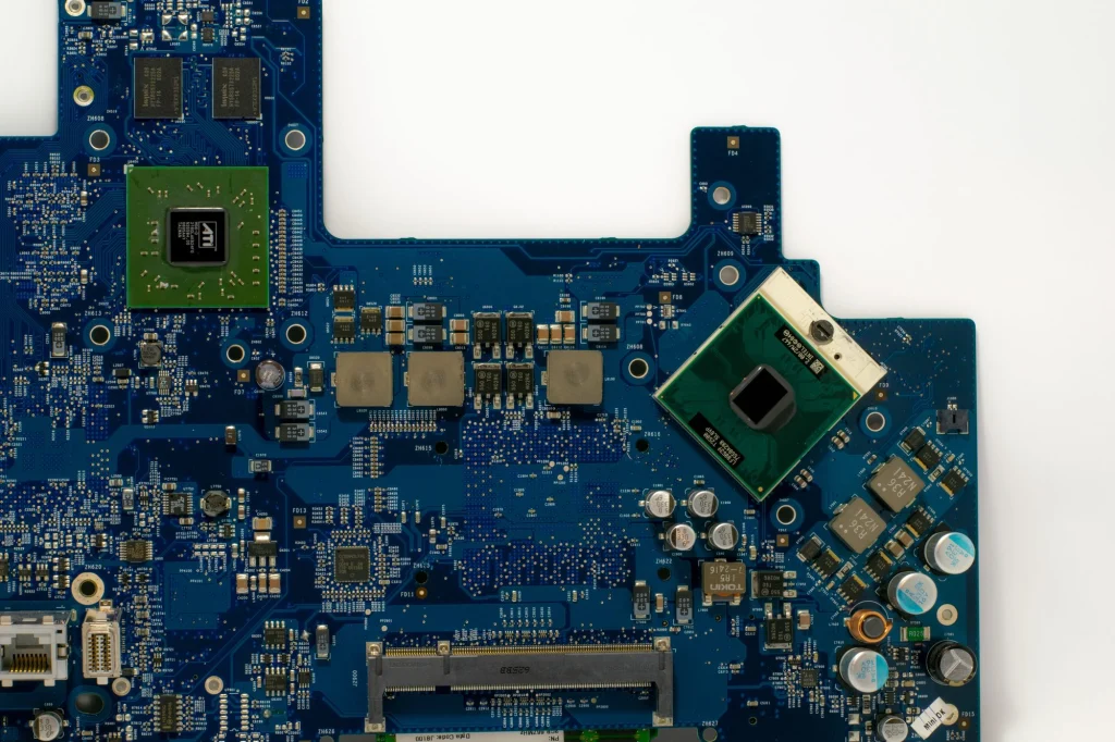 Placa-mãe de computador vista de perto, com processador e componentes eletrônicos